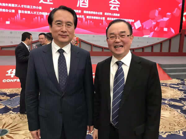 与中央统战部副部长谭天星合影 与中央统战部副部长谭天星合影