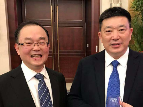 与武汉市市长周先旺合影 与武汉市市长周先旺合影