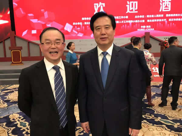 与湖北省常务副省长黄楚平合影 与湖北省常务副省长黄楚平合影