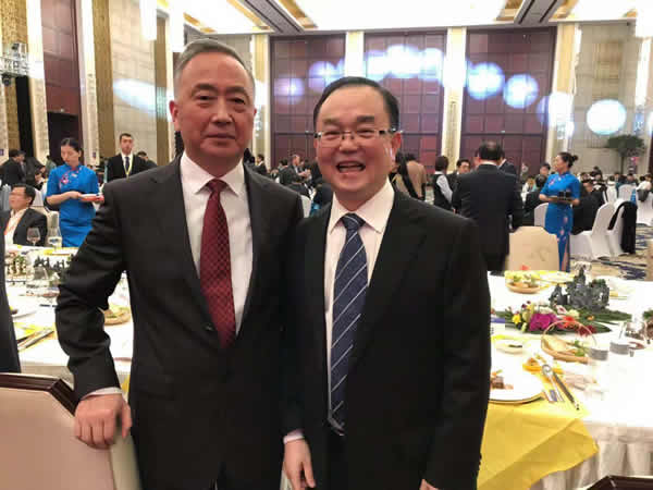 与湖北省政协主席徐立全合影 与湖北省政协主席徐立全合影