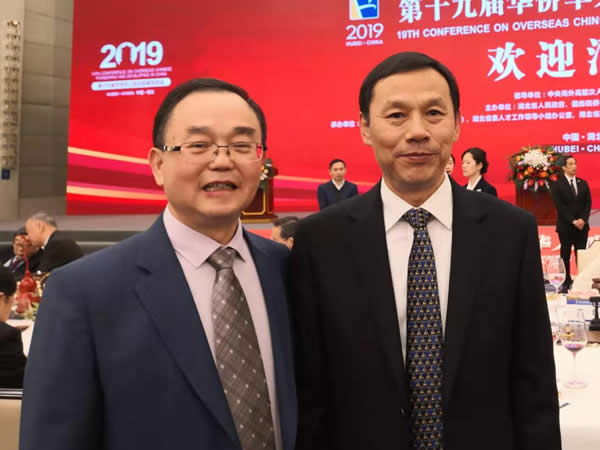 与武汉市委书记马国强合影 与武汉市委书记马国强合影